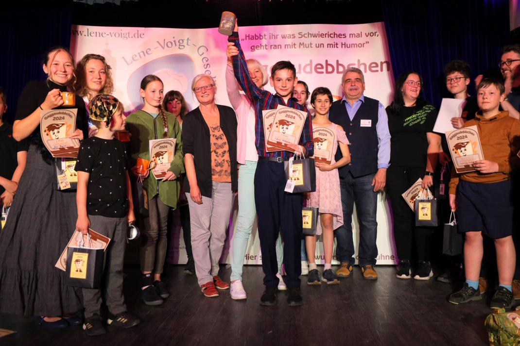 Zu sehen sind die Teilnehmer des Gaggaudebbchen-Wettbewerbs von 2024. Foto: Ralf Julke