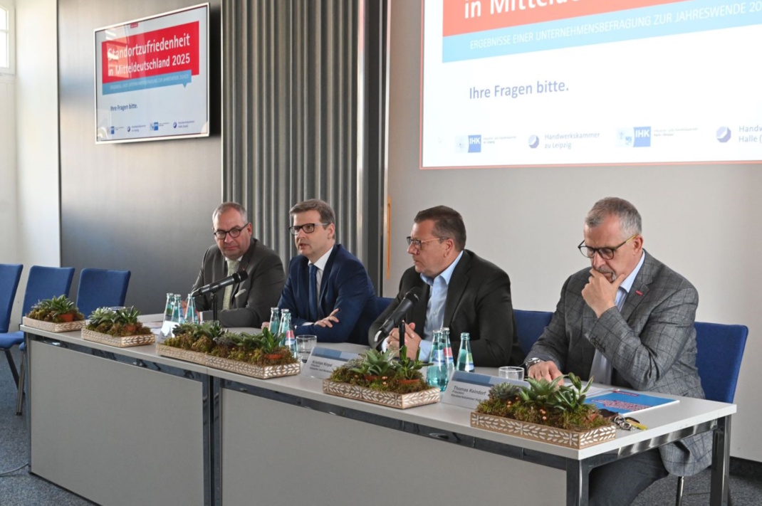 Pressekonferenz der vier Kammerpräsidenten am 29. April. Personen sitzen am Konferenztisch vor einer Präsentation.