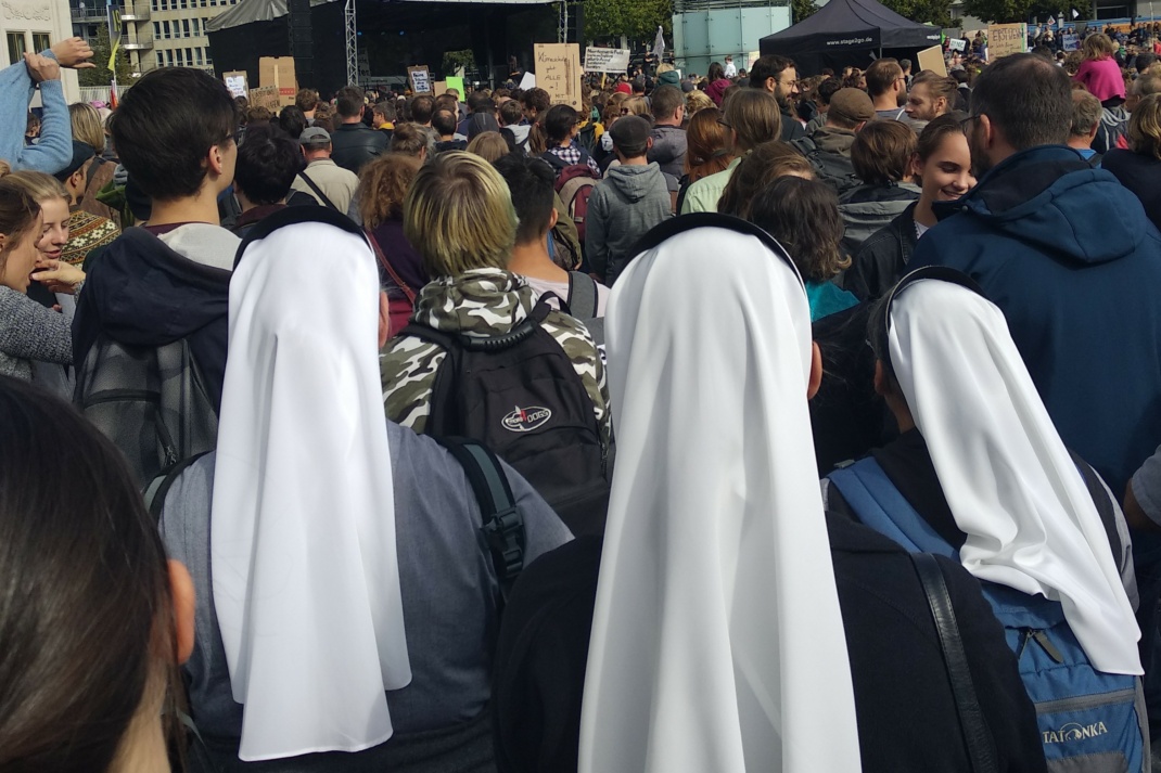Menschenmenge, Rückenansicht von Ordensschwestern.