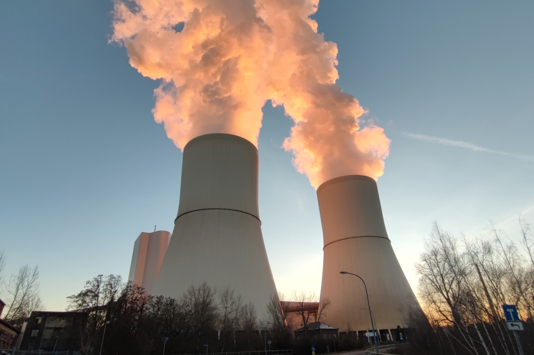 Rauchende Schornsteine eines Kraftwerks.