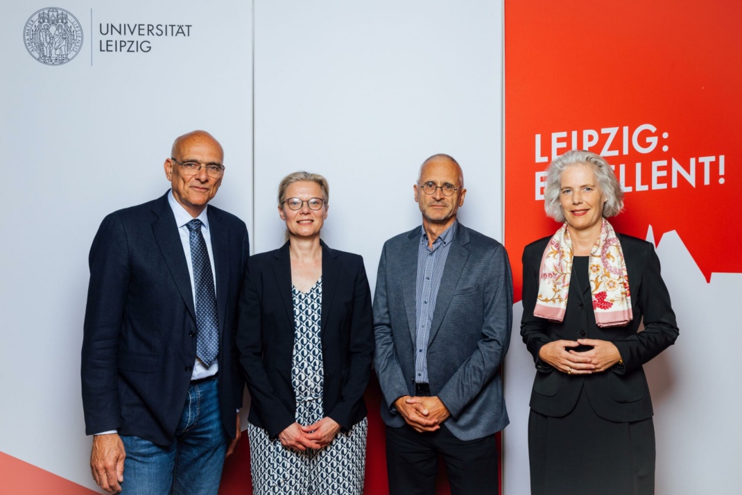 Große Freude nach Bekanntgabe der Exzellenzentscheidung: v.l.n.r. Prorektor Prof. Dr. Jens-Karl Eilers, LeiCeM-Co-Sprecherin Prof. Dr. Antje Körner, LeiCeM-Sprecher Prof. Dr. Michael Stumvoll und Rektorin Prof. Dr. Eva Inés Obergfell. Bild: Christian Hüller/Universität Leipzig