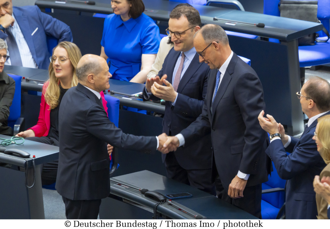 Scholz gratuliert Merz am Dienstag zum Sieg. Foto: DTB/Thomas Imo/photothek