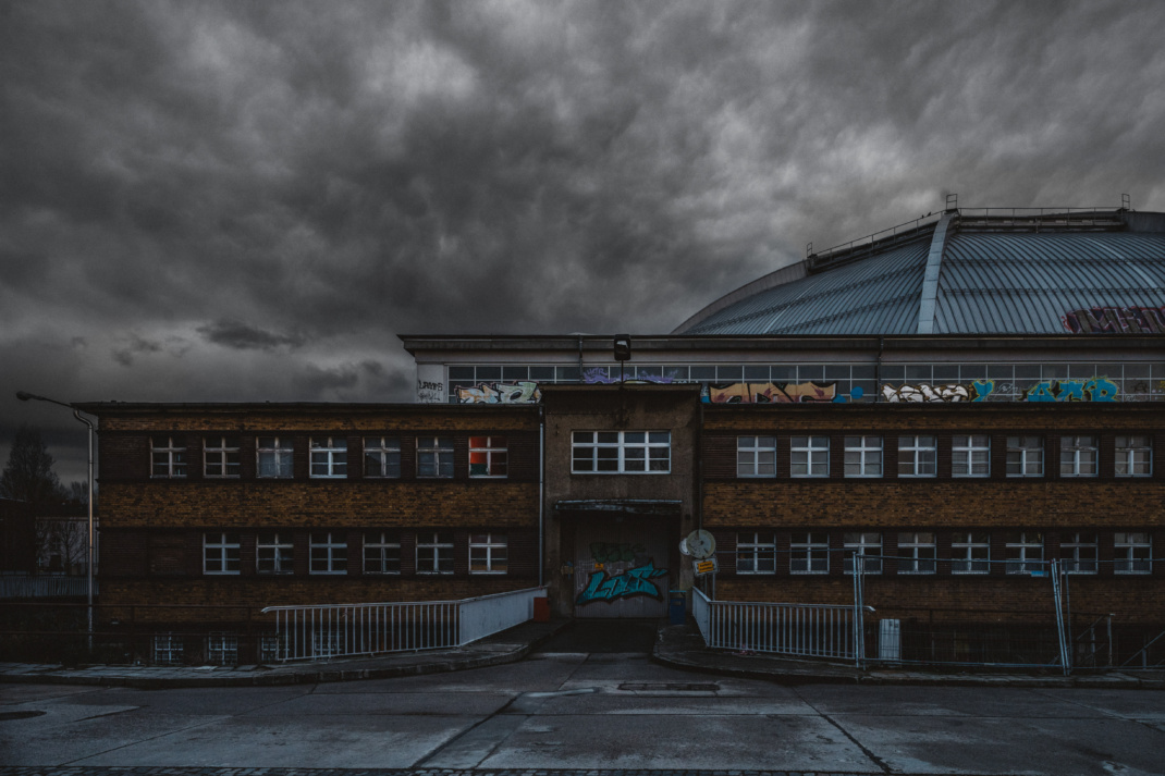 Fabrikgebäude und graue Bewölkung darüber.