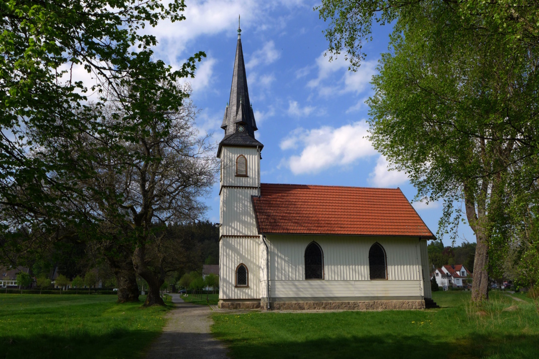 Die Kirche im Sommer (FrankBothe, CC BY-SA 4.0, https://commons.wikimedia.org/w/index.php?curid=36712300)