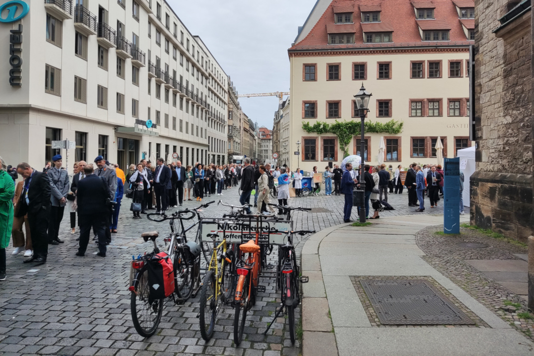 Eröffnung Ärztetag, zahlreiche Menschen haben sich versammelt.