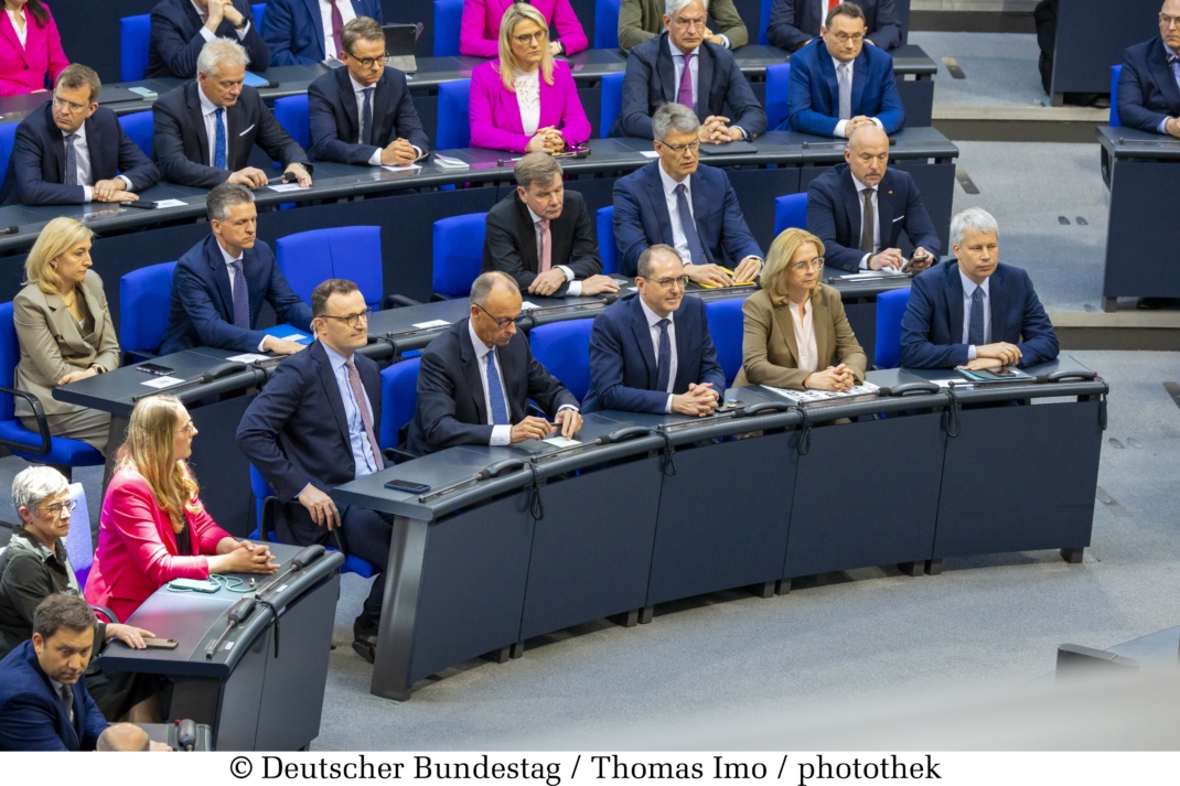 2. Sitzung des 21. Deutschen Bundestages - Kanzlerwahl: Blick in die Reihen der CDU/CSU-Fraktion während der Verkündung des Ergebnisses des 1. Wahlganges. Abgebildete Personen: Merz, Friedrich; Spahn, Jens; Lindholz, Andrea; Dobrindt, Alexander