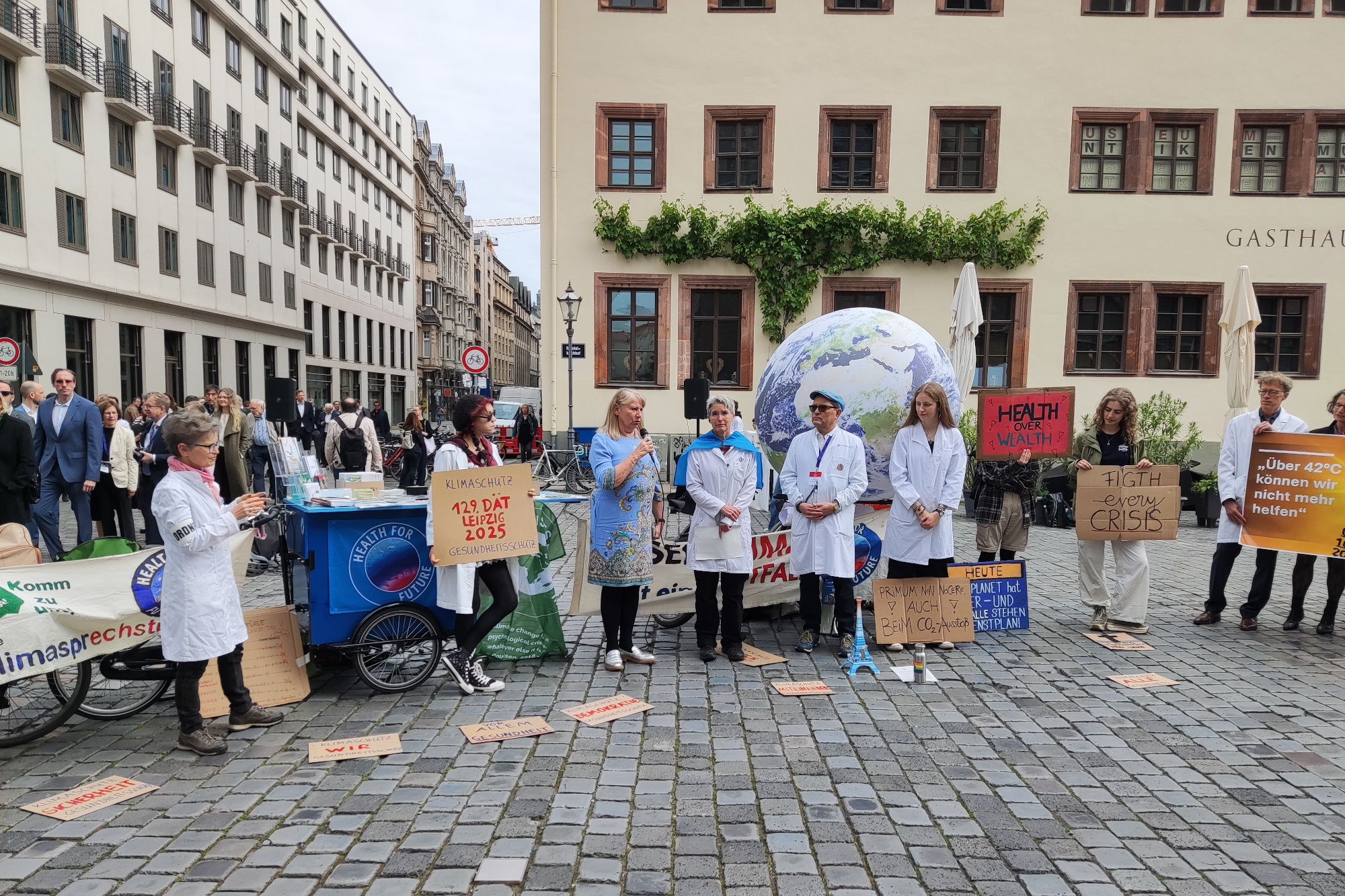 Kundgebung von „Health for Future“ zum Auftakt des Ärztetags. Foto: Steffen Peschel