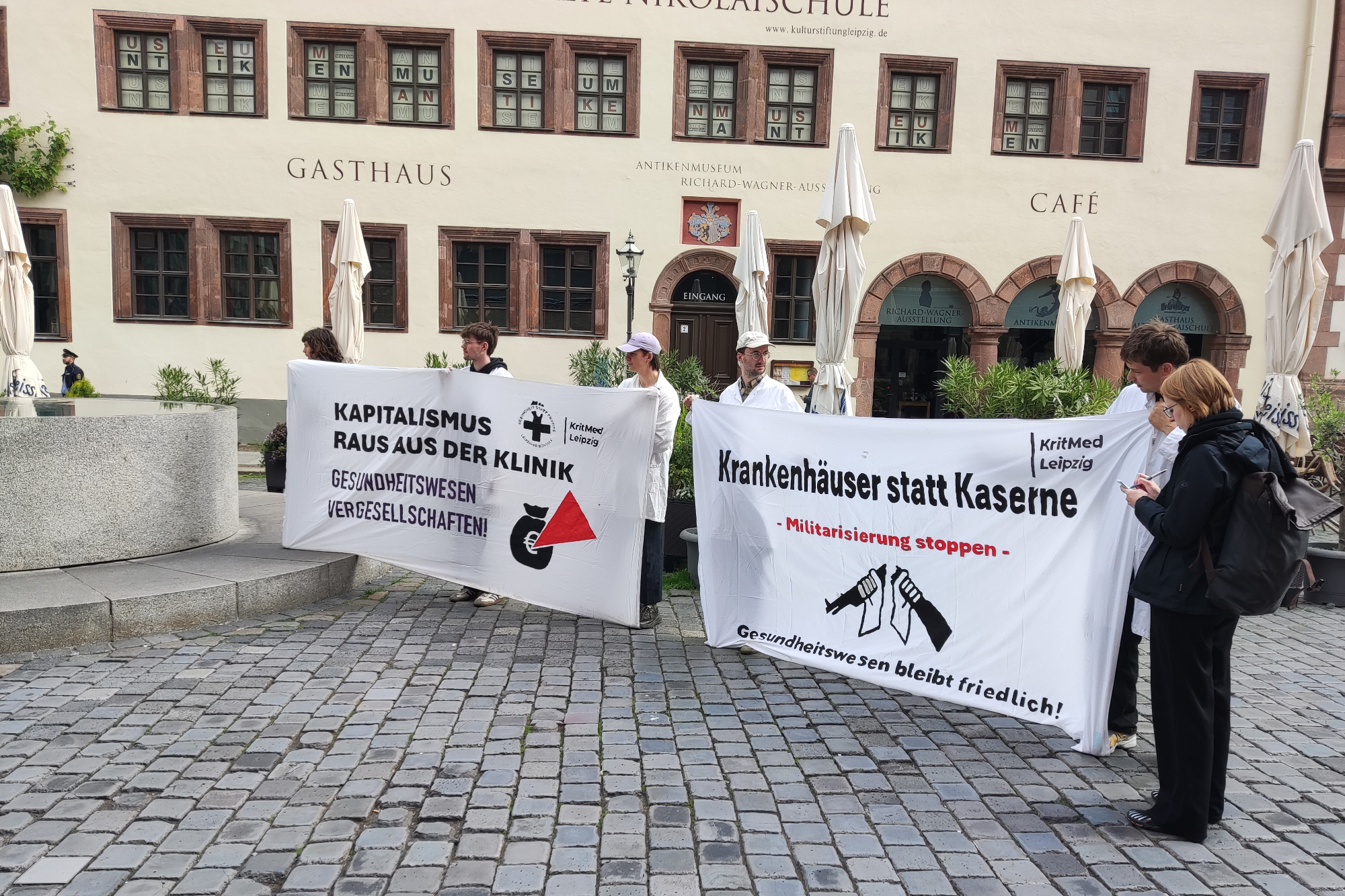 Kundgebung der „Hochschulgruppe AG Kritische Medizin“ zum Auftakt des Ärztetags. Foto: Steffen Peschel