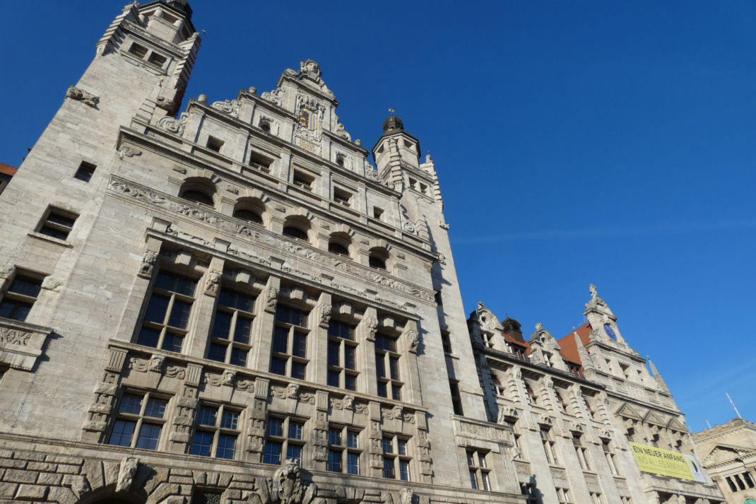 Frontfassade Neues Rathaus, blauer Himmel.