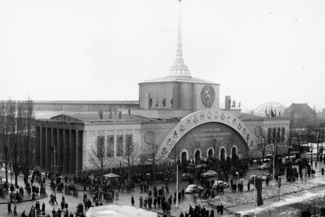 Der Sowjetische Pavillon auf dem Ausstellungsgeländer der Technischen Messe zur Frühjahrsmesse 4. bis 11. März 1951. Stadtarchiv Leipzig, 0563 (Fotosammlung), Nr. 5272. Foto: Alfons Trapp