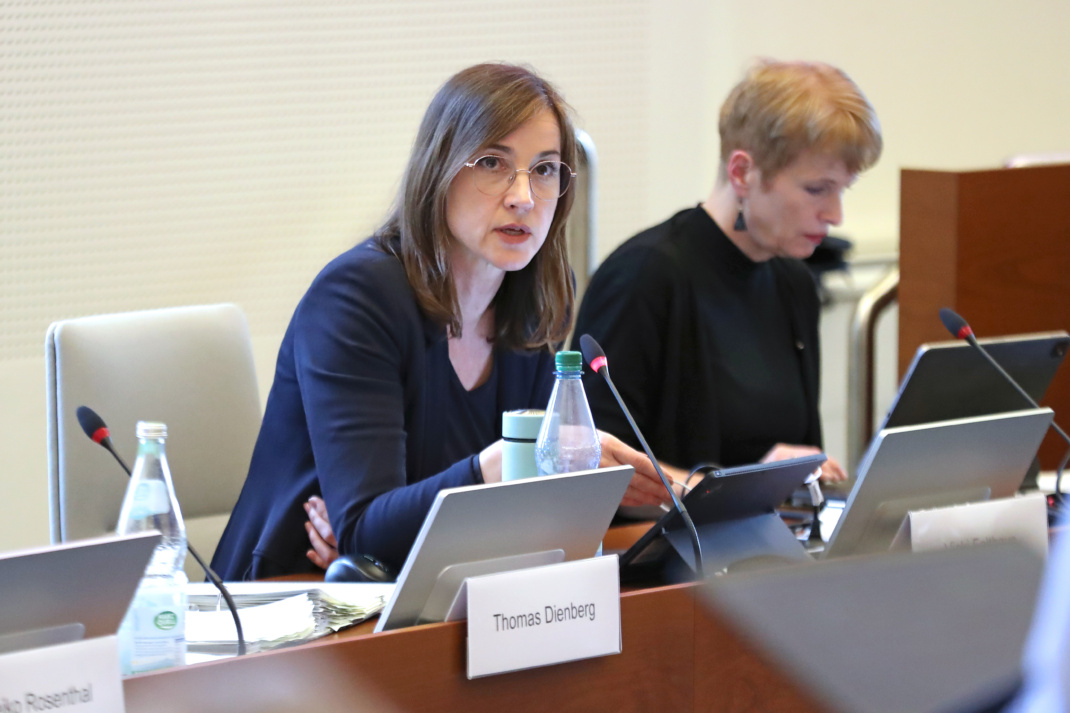 Vicki Felthaus sitzt neben Martina Münch im Stadtrat.