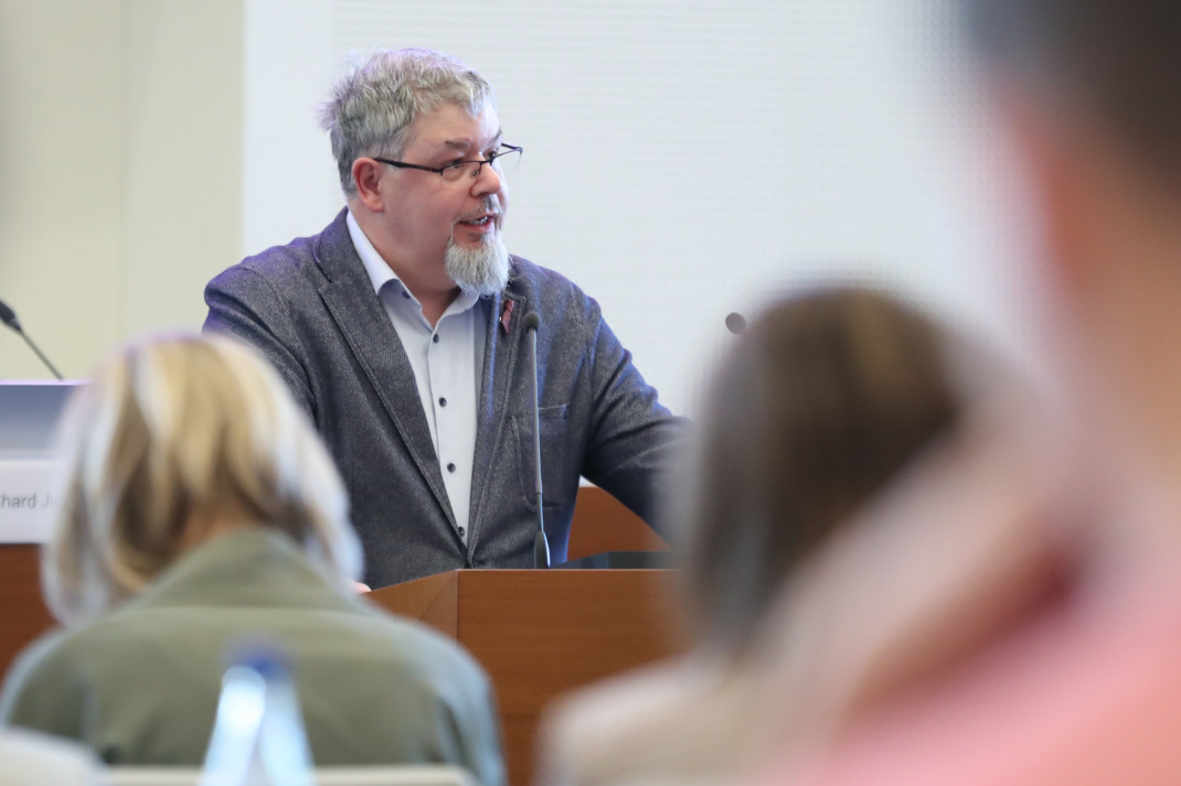 Denis Achtner spricht im Stadtrat.