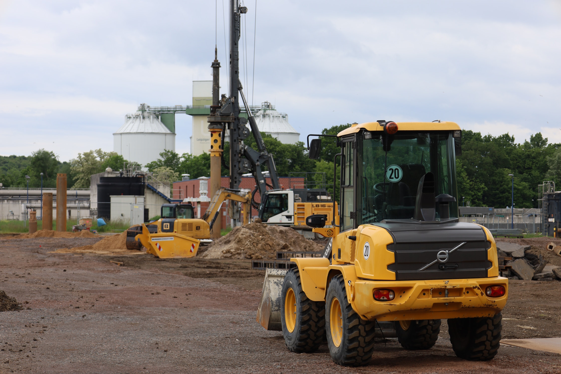 Die Bauarbeiten auf dem Gelände des Klärwerks Rosental haben begonnen. Foto: Ralf Julke