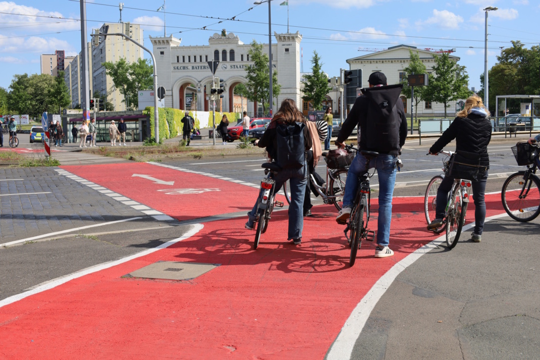 Rot eingefärbte Radwege am Bayerischen Platz.