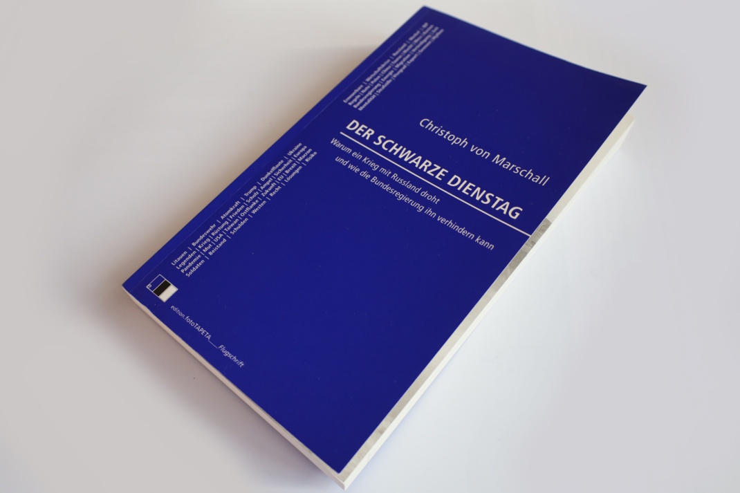 Liegendes Buch in blau.