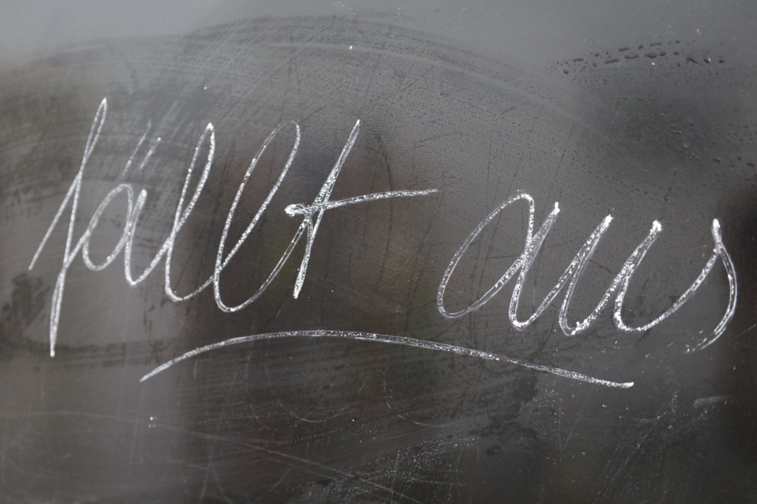 Kreide-Schriftzug an Tafel.