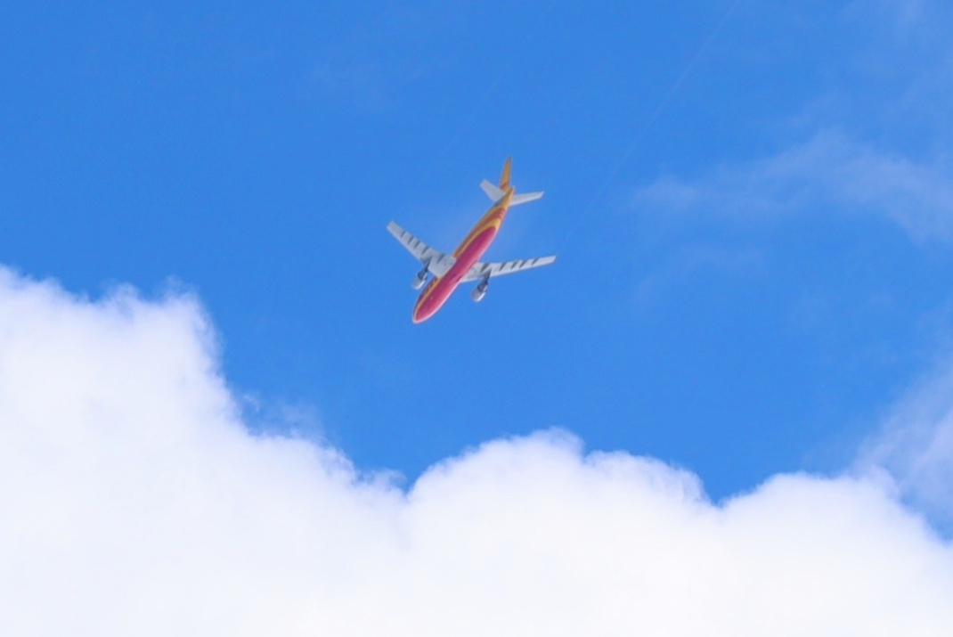 Frachtflieger über Leipzig.