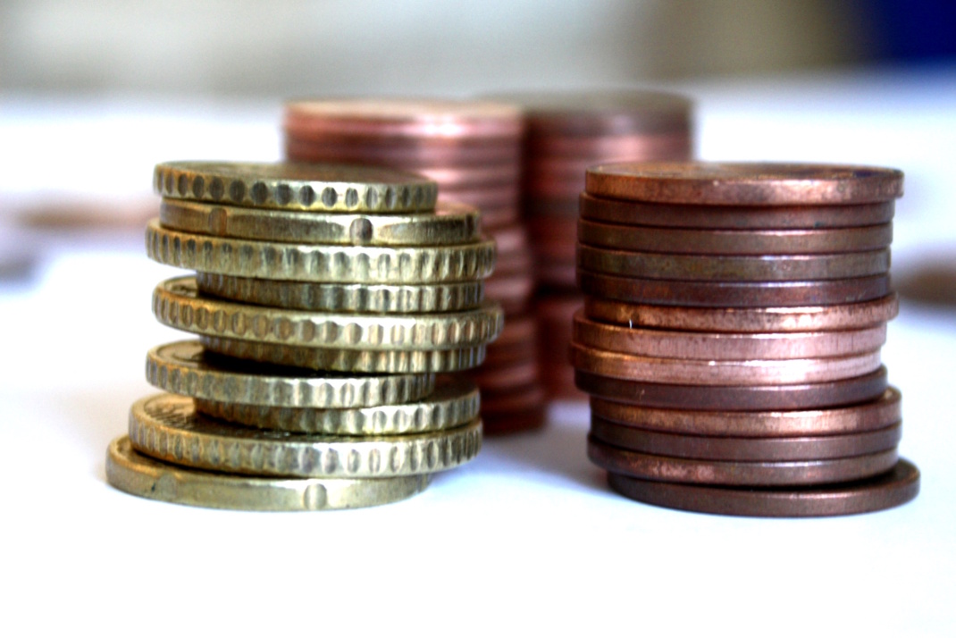 Gestapelte Centmünzen in Nahaufnahme.