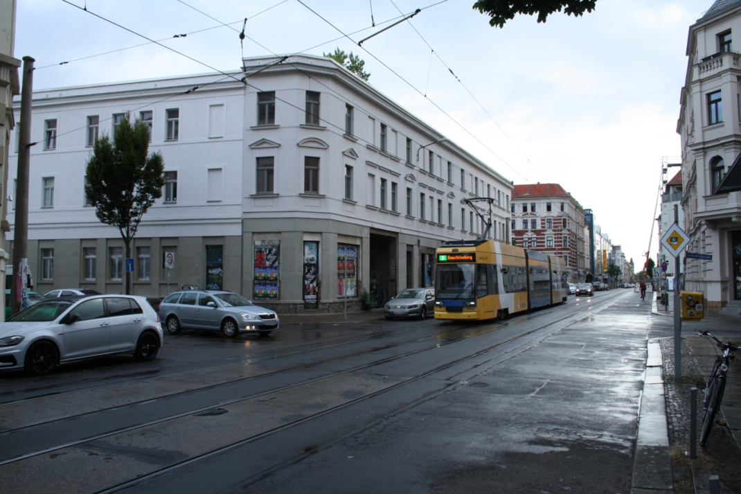 Städtische Hauptverkehrsstraße mit Schienen, PKW und Tram.