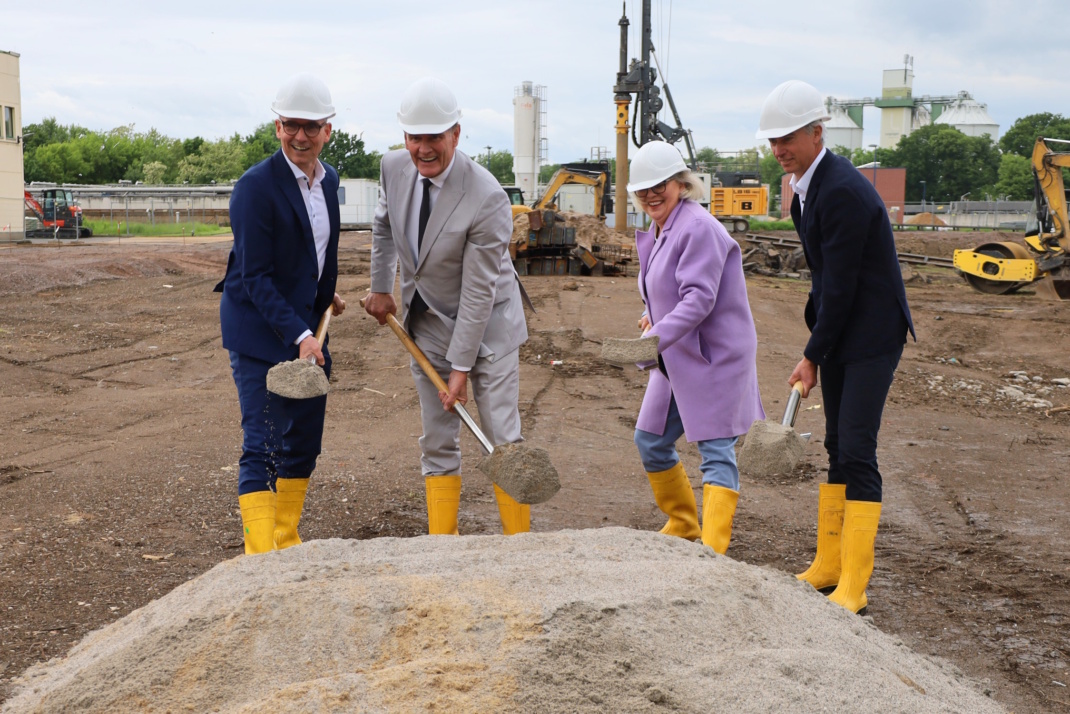 Mit dem symbolischen ersten Spatenstich starten die Arbeiten im Klärwerk Rosental: v.l. Dr. Ulrich Meyer (Technischer Geschäftsführer Leipziger Wasserwerke), Burkhard Jung (Oberbürgermeister Stadt Leipzig), Kerstin Schultheiß (Kaufmännische Geschäftsführerin Leipziger Wasserwerke) und Daniel Jentzsch (Leiter Klärwerk Rosental, Leipziger Wasserwerke). Foto: Ralf Julke