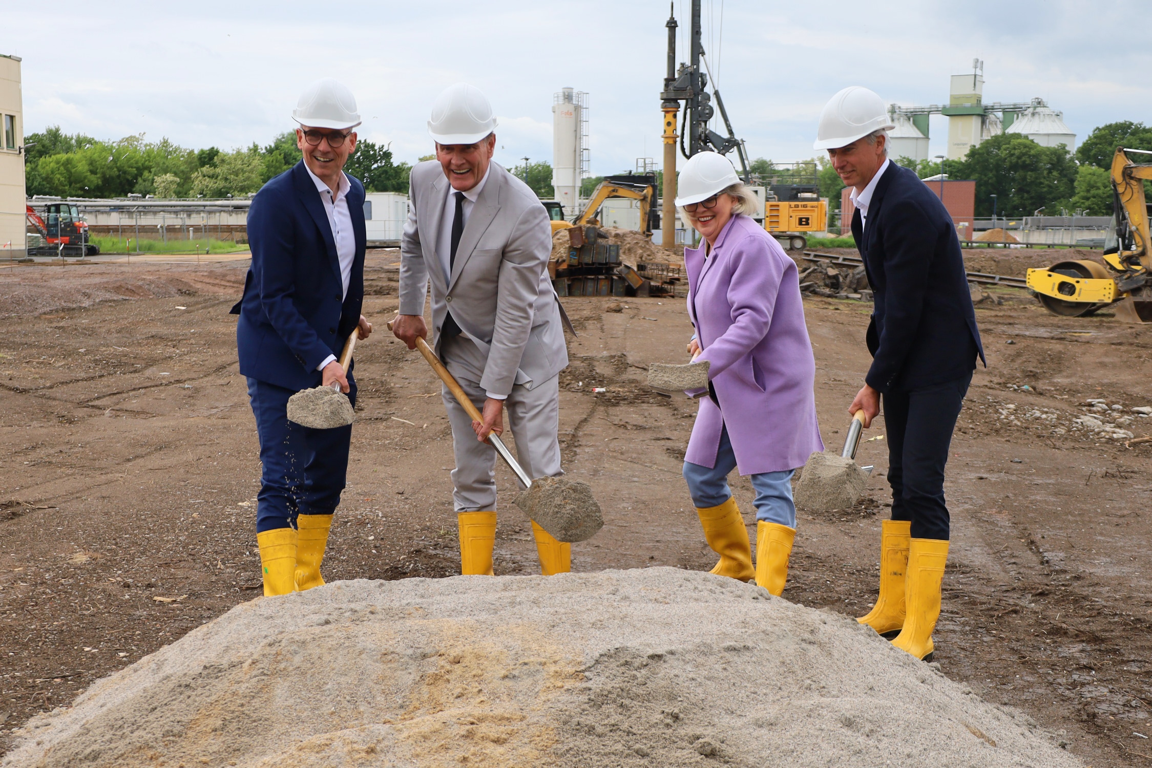 Mit dem symbolischen ersten Spatenstich starten die Arbeiten im Klärwerk Rosental: v.l. Dr. Ulrich Meyer (Technischer Geschäftsführer Leipziger Wasserwerke), Burkhard Jung (Oberbürgermeister Stadt Leipzig), Kerstin Schultheiß (Kaufmännische Geschäftsführerin Leipziger Wasserwerke) und Daniel Jentzsch (Leiter Klärwerk Rosental, Leipziger Wasserwerke). Foto: Ralf Julke