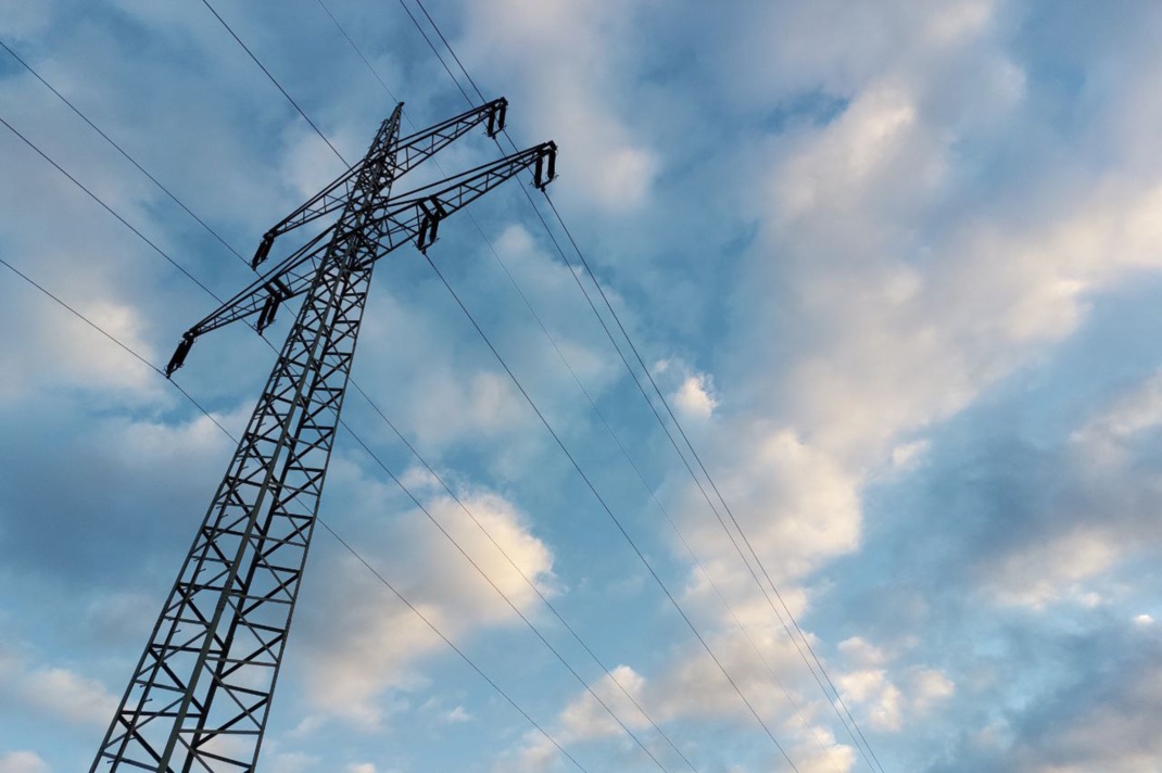 Strommast von unten, Himmel und Wolken.