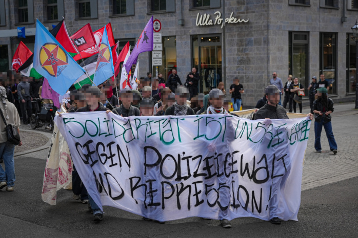 Menschengruppe mit einem Banner