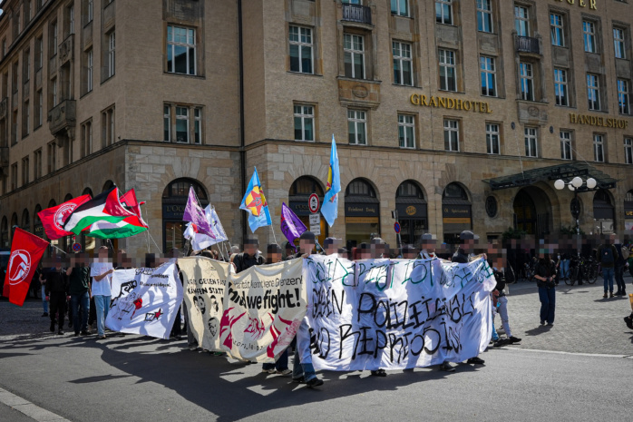 Menschengruppe mit einem Banner