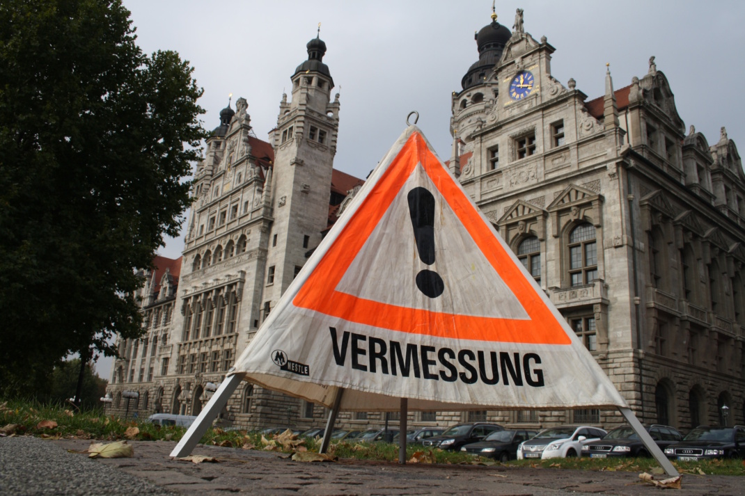 Hinweis zu Vermessungsarbeiten am Neuen Rathaus.