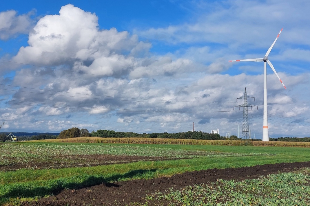 Windkraftanlage auf freiem Feld.