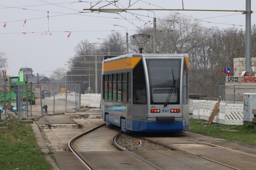 Baustelle Zeppelinbrücke: Auch hier wird der Gleismittenabstand vergrößert. Foto: Ralf Julke