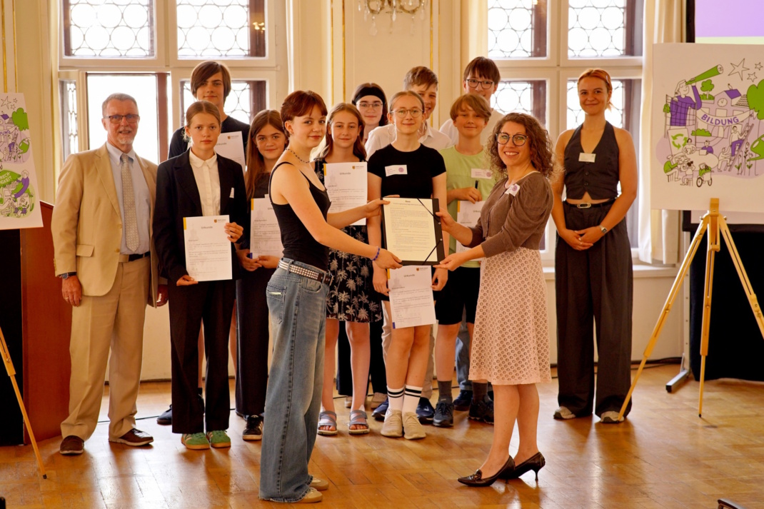 Übergabe des Forderungskatalogs des Leipziger Jugendklimarates am 26. Juni. Foto: Mirko Schimmelschmidt
