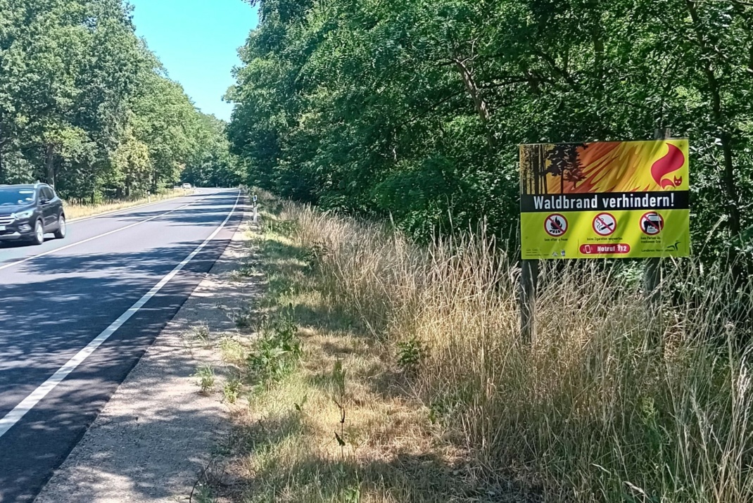 Infotafeln wie diese warnen in Nordsachsen vor den Waldbrandgefahren. Foto: LRA/Bachmann