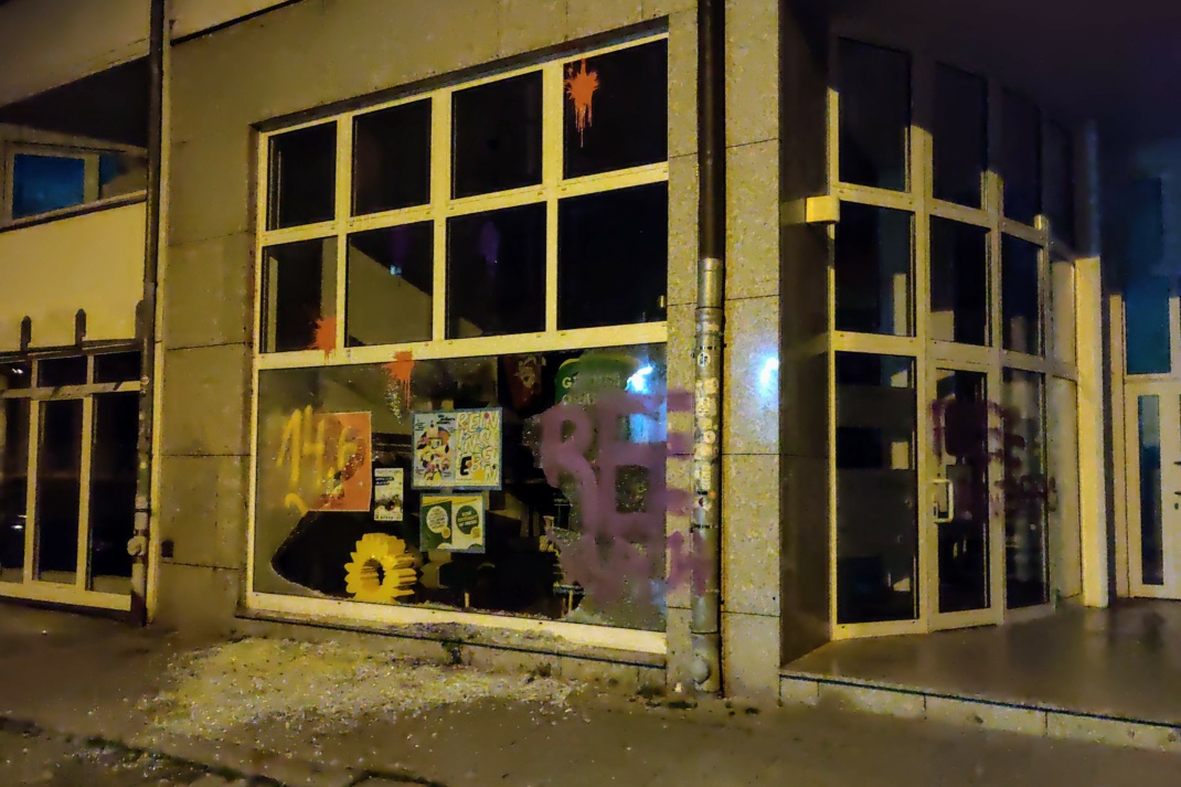 Das beschädigte Parteibüro in Reudnitz-Thonberg. Foto: Gregor Wünsch