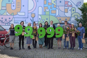 Begrüßung der letzten neun von 99.999 teilAuto-Nutzenden mit Leipzigs Oberbürgermeister Burkhard Jung und Vertreter/-innen von teilAuto. Foto: René Paritschkow