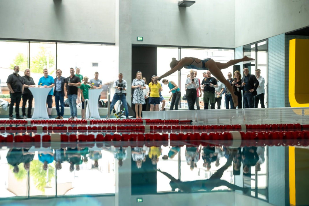 Erste Wassernutzer: Ehe am 11. August der offizielle Badebetrieb startet, nahmen Baubeteiligte und Projektpartner das Bad zur Schlüsselübergabe bei sportlichen Darbietungen in Augenschein. Foto: Leipziger Gruppe