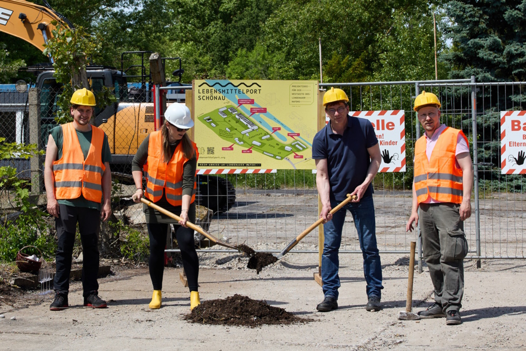 Bauarbeiter, die den Spatenstich vollziehen.