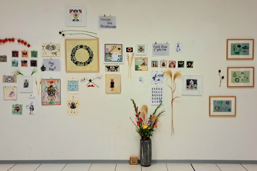 Blick auf eine helle, dekorierte Wand.