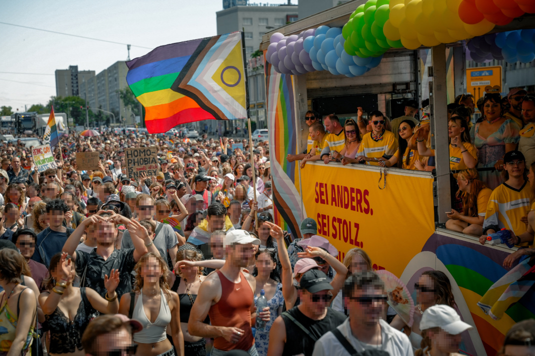 Bunte Menschenmasse beim CSD.