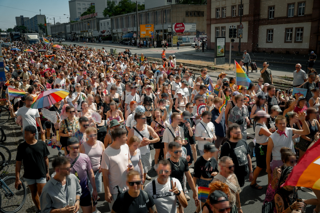 Bunte Menschenmenge beim CSD am Samstag in Leipzig. Foto: Marius Mörtl