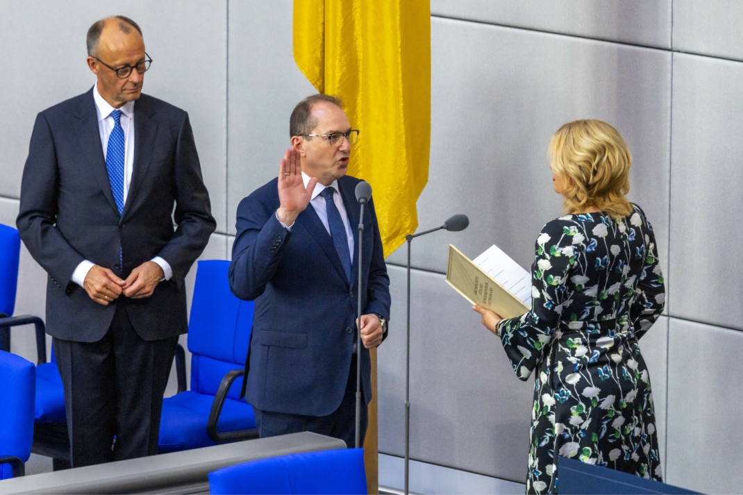 2. Sitzung des 21. Deutschen Bundestages: Bundesminister des Innern Alexander Dobrindt (m), CDU/CSU, MdB, bei seiner Vereidigung durch Bundestagspräsidentin Julia Klöckner (r), CDU/CSU, MdB. Abgebildete Personen: Merz, Friedrich; Klöckner, Julia; Dobrindt, Alexander