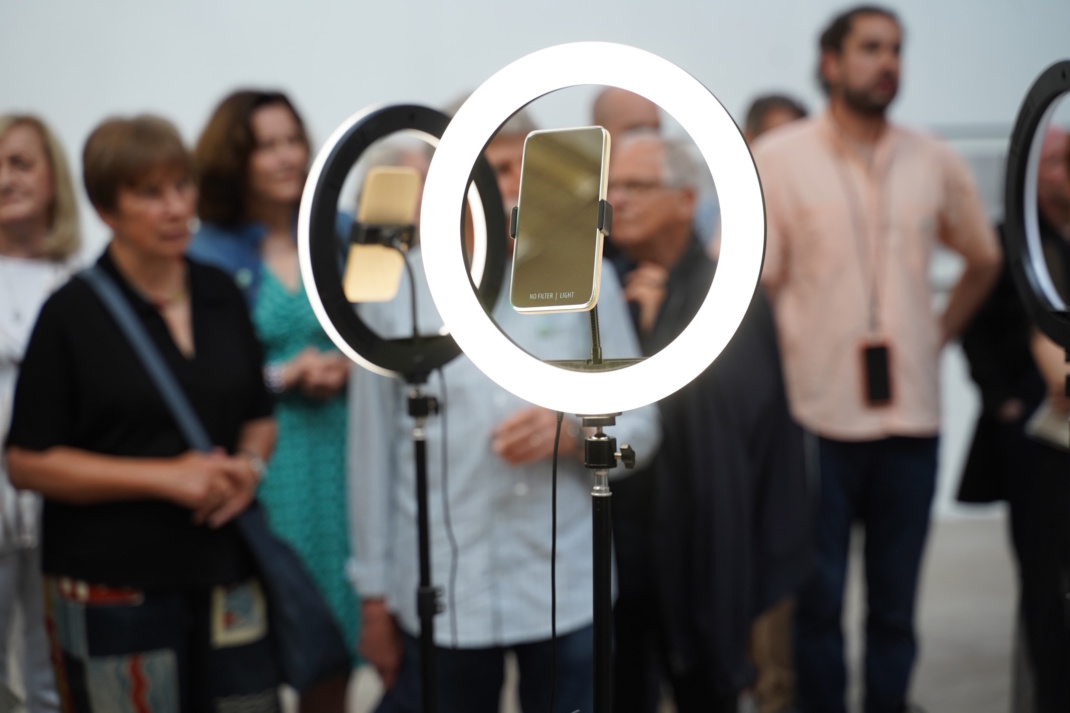 Vernissage mit „Live Selfie“ von Anna Herrgott zur 30. Jahresausstellung. Foto: Sylvia Schade