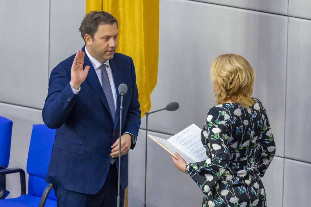 2. Sitzung des 21. Deutschen Bundestages: Vizekanzler und Bundesminister der Finanzen Lars Klingbeil (l), SPD, MdB, bei seiner Vereidigung durch Bundestagspräsidentin Julia Klöckner (r), CDU/CSU, MdB
