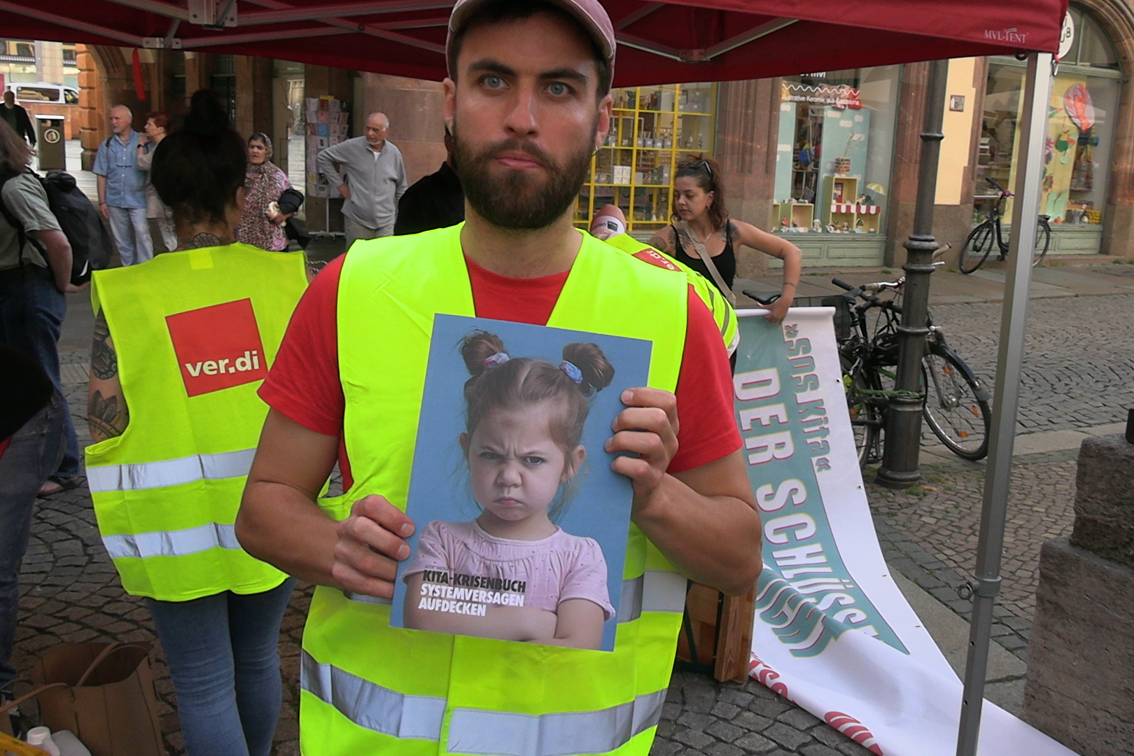 Daniel mit Krisenbuch