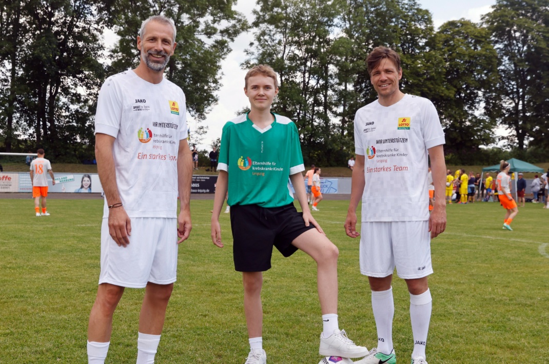 „Kick den Krebs 2024“ - Marco Rose, ehem. Patient Leon und Clemens Fritz). Foto: Susann Friedrich