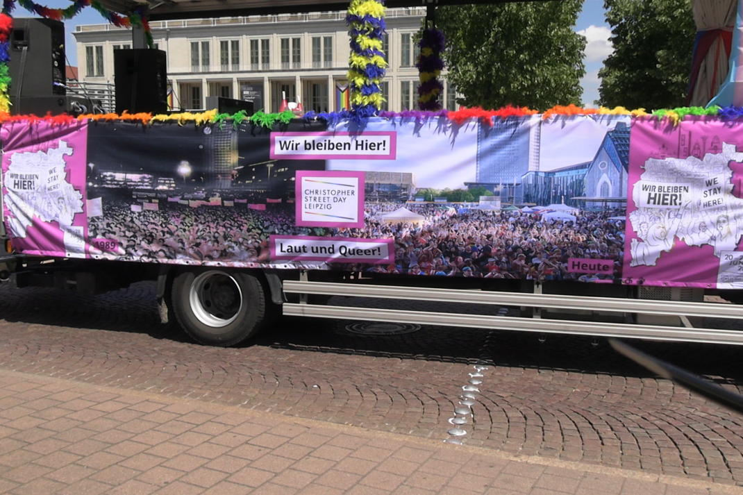 Fahrzeug mit dem Motto des CSD 2025: „Wir bleiben hier“