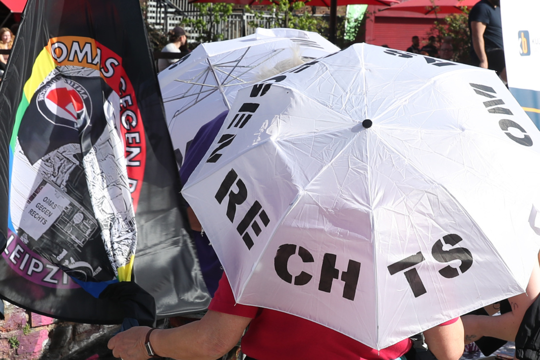 Schirme auf Demo gegen rechts.