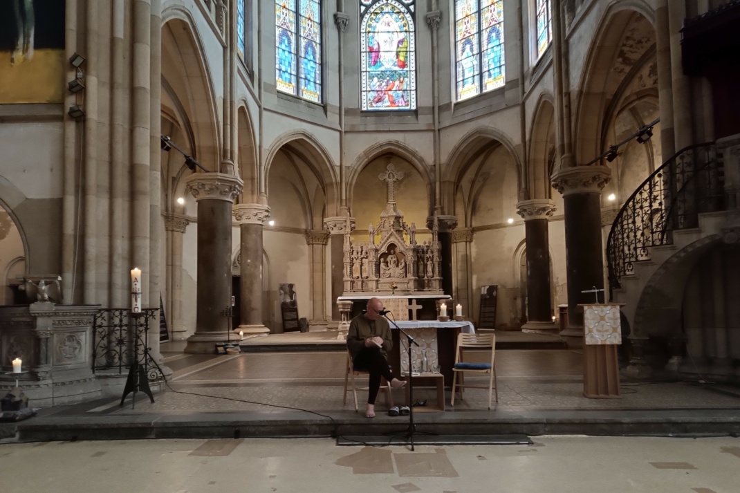 Mia Rose bei der Vorbereitung auf eine Lesung in der Peterskirche.