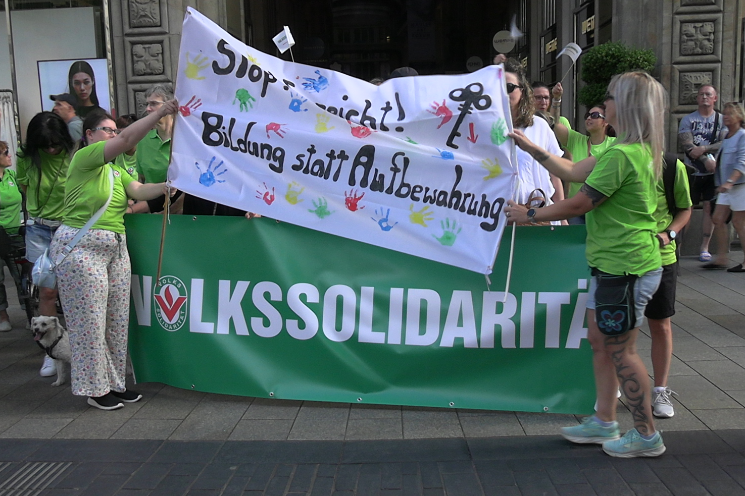 Demo-Plakat: Stopp es reicht! Bildung statt Aufbewahrung