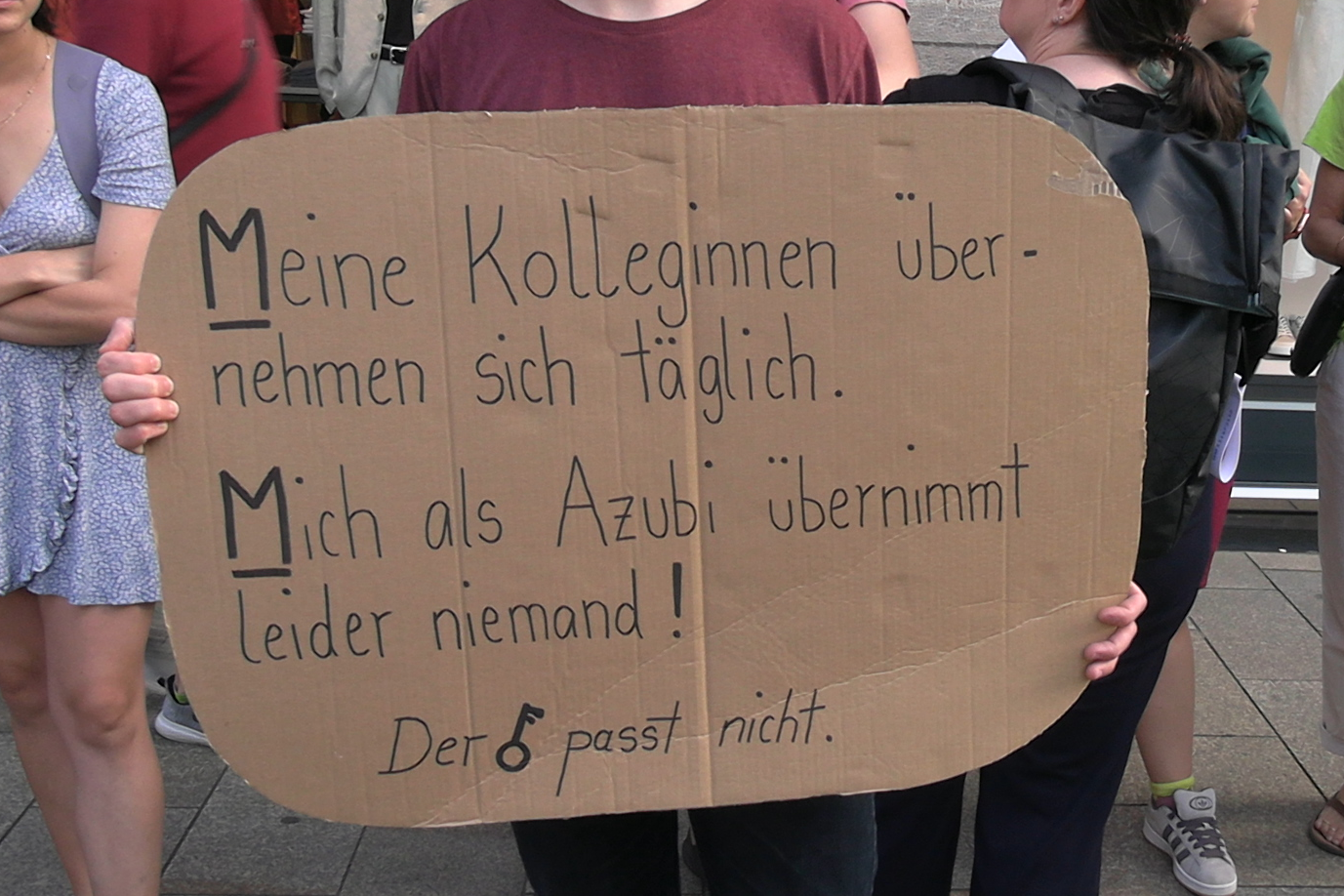 Demo-Plakat: Meine Kolleginnen übernehmen sich täglich. Mich als Azubi übernimmt niemand.
